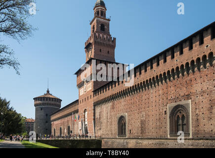 Außenwand und Torre del Filarete, Castello Sforzesco, ein historisches Wahrzeichen in Mailand, Italien. Stockfoto