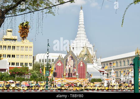 Bangkok Thailand Mai 6 ,2019: Menschen warten auf seine Majestät, den König Krönung von König Rama 10 am Sanam Luang begrüßen zu dürfen Stockfoto