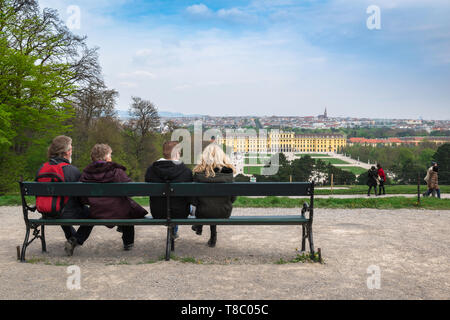 Volksbank, Rückansicht von Touristen auf einer Bank mit Blick auf Schloss Schönbrunn in Wien, Wien, Österreich, Europa Stockfoto