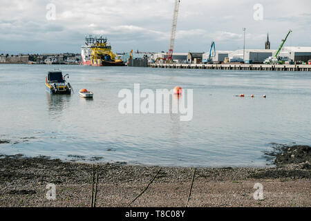 Blick von Ferryden über den Fluss South Esk zum Nordseehafen Montrose. Stockfoto