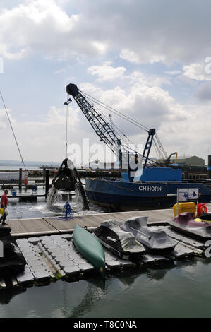 Die schwimmbagger C H Horn, in Poole registriert, wird die Arbeit bei der Yacht Marina in den Hafen von Poole, Dorset Stockfoto