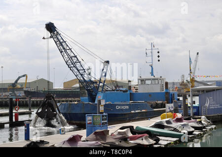 Die schwimmbagger C H Horn, in Poole registriert, wird die Arbeit bei der Yacht Marina in den Hafen von Poole, Dorset Stockfoto