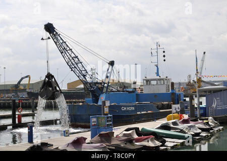 Die schwimmbagger C H Horn, in Poole registriert, wird die Arbeit bei der Yacht Marina in den Hafen von Poole, Dorset Stockfoto