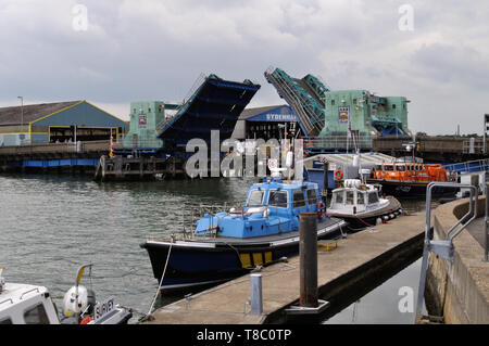 Poole anheben Brücke wird in der offenen Position gesehen. Die beiden Blätter sind in der Lage, die Aufhebung bis zu einem Winkel von fast 90 Grad. Stockfoto