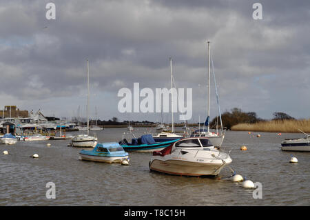 Boote und Yachten vor Anker am Fluss Stour, Christchurch, Dorset. Stockfoto