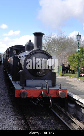 M7 0-4-4T Lokomotive 30053 ankommt bei Harman's Cross auf der erhaltenen Swanage Railway Stockfoto