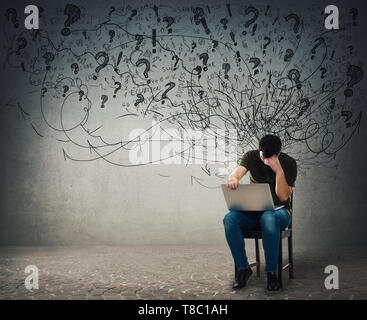 Frustrierter Mann mit Laptop auf den Knien, Hand suchen enttäuscht zu Kopf. Gereizte Freiberufler oder Programmierer Kerl arbeiten wütend an seinem Notebook berechnen Stockfoto