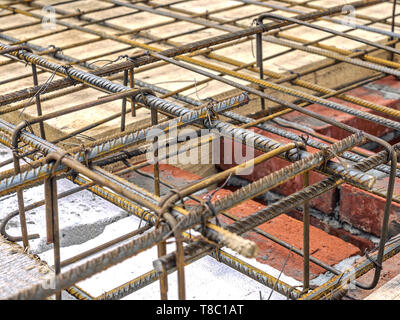 Closeup Aufnahme der Stahlstange Bewehrung zur Stärkung der Betonplatte Stockfoto