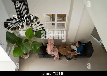 Paar in Cafe muslimischen asiatischen Menschen sprechen. Stockfoto