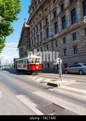 Straßenbahnen entlang der Moldau Promenade in Prag in der Tschechischen Republik Stockfoto