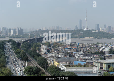 Skyline von Yellow Crane Tower, Wuhan, Provinz Hubei, China gesehen Stockfoto