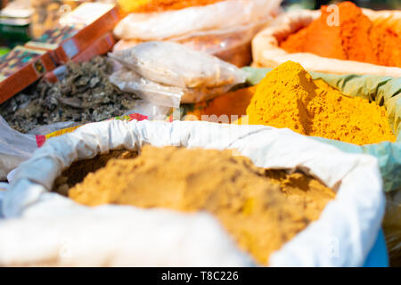 Bunte Curry Pulver ein Pfeffer Gewürze und Kräuter in der traditionellen Straße Spice Market in Varanasi, Indien. Stockfoto