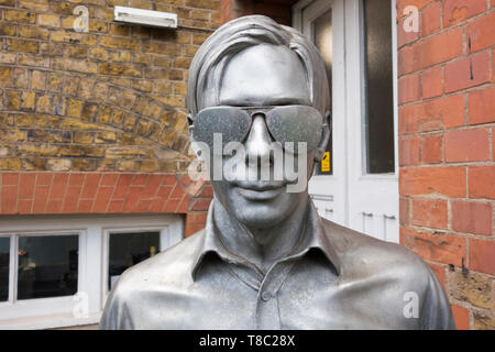 Braun Don Aluminium Skulptur an der Jerwood Platz Galerie auf der Union Street, Southwark, London, UK Stockfoto