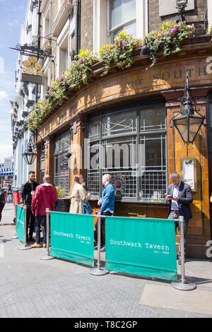 Menschen entspannen und plaudern außerhalb Southwark Tavern, Borough Market, London, UK Stockfoto