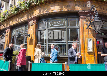 Menschen entspannen und plaudern außerhalb Southwark Tavern, Borough Market, London, UK Stockfoto