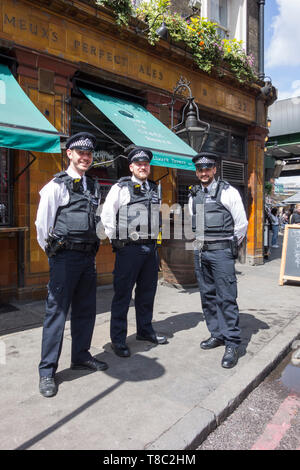 Drei met Polizei außerhalb Southwark Tavern, Borough Market, London, UK Stockfoto