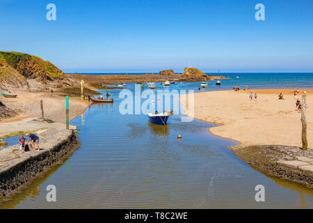 Vom 7. Juli 2018: Bude, Cornwall, Großbritannien - den Kanal und Summerleaze Strand mit Strand goers Genießen der Sommerhitze. Stockfoto