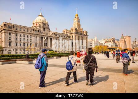 29. November 2018: Shanghai, China - Besucher zu Fuß auf den Bund, neben dem Fluss Huangpu in Shanghai. Stockfoto