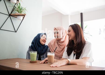 Asiatische Muslimin bestfriend zusammen im Cafe Stockfoto