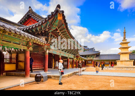 31. März 2019: Gyeong-Ju, Südkorea - Besucher im Buddhistischen Tempel Bulguksa, Gyeong-Ju, einem UNESCO-Weltkulturerbe. Stockfoto