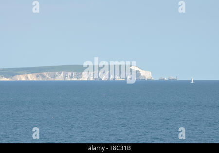 Alum Bay und die Nadeln, auf der Insel Wight, von Hengistbury Head, Dorset gesehen. Stockfoto