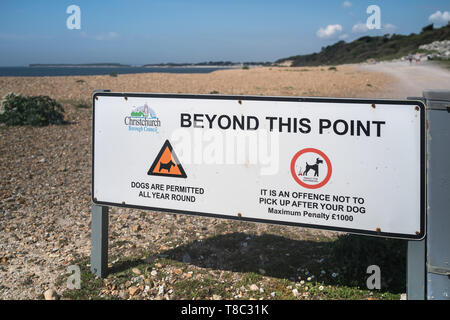 Strand anmelden Highcliffe in der Nähe von Dorset Highcliffe Castle mit Mudeford im Hintergrund Stockfoto