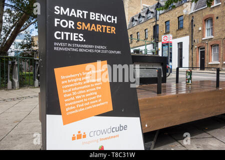 Strawberry Energy Smart Bank für Smarter Cities auf einer Straße in Southwark, London, UK Stockfoto