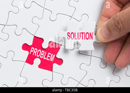 Hand stück Puzzle mit Word Problem und Lösung. Stockfoto