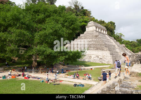 Palenque, Mexiko, touristische Stände Waren verkaufen, die sich vor dem Tempel der Inschriften; Palenque Maya Yucatan, Mexiko Stockfoto