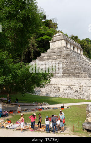 Palenque, Mexiko, touristische Stände Waren verkaufen, die sich vor dem Tempel der Inschriften; Palenque Maya Yucatan, Mexiko Stockfoto