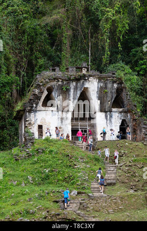 Mexiko Tourismus - Touristen, die in den Tempel des Blättrig Kreuz, Teil des Tempel des Kreuzes Komplex, alten Maya Ruinen, Palenque Mexiko Stockfoto