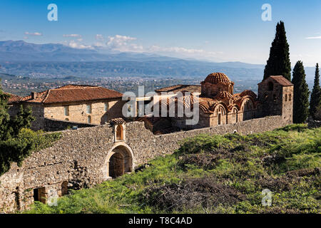 Teil des byzantinischen archäologische Stätte von Mystras in Peloponnes, Griechenland. Blick auf die Metropole des Heiligen Demetrios und das Archäologische Museum o Stockfoto