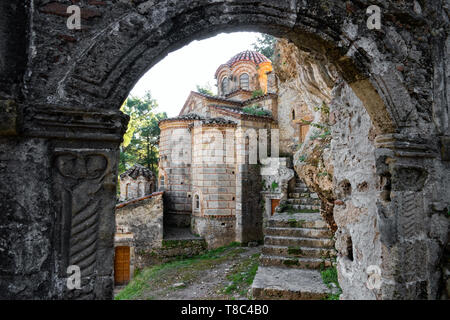 Teil des byzantinischen archäologische Stätte von Mystras in Peloponnes, Griechenland. Blick auf den Peribleptos Kloster in der Mitte des alten Mystras Stockfoto