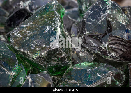 Erklez. Klumpen Glas für Landschaftsgestaltung. Glas. Textur Glas. Dekoratives Glas für den Bau. Große Glasscherben close-up. Stockfoto