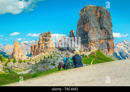 Gerne ältere Paare in den Bergen sitzen. Wanderer senior Paar mit Rucksack entspannen in der Nähe von Wanderwegen und genießen Sie die herrliche Aussicht, Cinque zu Stockfoto