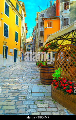 Romantische Reisen Lage, malerischen gepflasterten alten Gasse, gemütliche Straßencafés, geschmückt mit Blumen und dekorative Objekte aus Holz, Rovinj, Istrien r Stockfoto