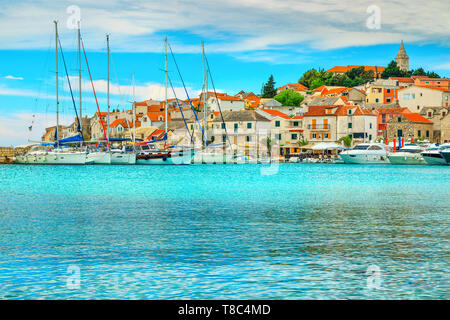 Beliebte und bekannte touristische Destination. Erstaunlich mediterranen alten Fischerdorf mit Häusern aus Stein und spektakulären Hafen, Primosten, Dalmatien, Cro Stockfoto