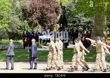 London, Großbritannien, 12. Mai 2019: Seine Königliche Hoheit Prinz von Wales prüft in Vergangenheit und Gegenwart kavalleristen als Teil der 94. jährliche Parade der Kombinierten Kavallerie Alte Kameraden Association im Hyde Park. Stockfoto