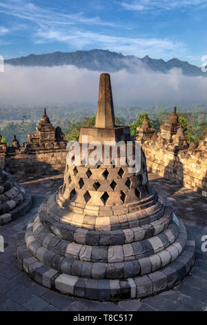 Stupa in Borobudur Tempel Komplex, Borobudur, Yogyakarta, Java, Indonesien Stockfoto