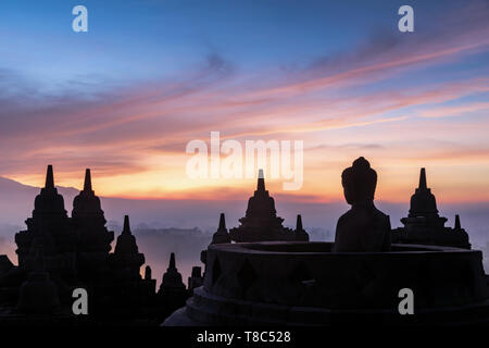 Buddha Statue bei Sonnenaufgang, Borobudur Tempel Komplex, Borobudur, Yogyakarta, Java, Indonesien Stockfoto