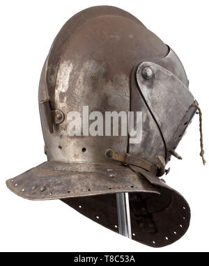 Ein geschlossener Helm, deutschen oder Flämisch, ca. 1580 Schwere, einteilig geschmiedeten Schädel mit schmalen Kamm. Kontinuierliche Futter Löcher, der Hals mit einer genieteten plume Buchse. Zweiteilige geschwenkt Visier mit Schnappverschluss. Die obere Sonnenblende mit getrennten Vision Schlitze und eine ausgeprägte Flansch, vier runde Lüftungslöcher auf beiden Seiten. Der Visor mit paar runde Lüftungslöcher auf der linken Seite, die rechte Seite mit kreuzförmigen Öffnungen. Schwenkbarer bevor. Kragen Gleiten auf zwei LAMES, die beiden Hals lames sind guter Ersatz. Der Visor Achsen sind Ersatz, dem Schädel und der, Additional-Rights - Clearance-Info - Not-Available Stockfoto