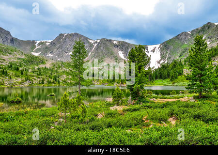 Eine aus sieben sauberste Berg Karakol Seen, im Tal, am Fuße der Bagatash Pass, Altai Gebirge, Russland. Schneebedeckten Gipfeln ein Stockfoto