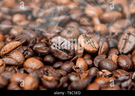 Mischung von verschiedenen Arten von Kaffee Bohnen. Kaffee Hintergrund Stockfoto