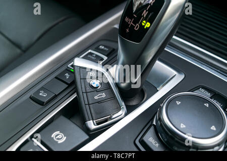 Sankt-Petersburg, Russland, 16. November 2017: In der Nähe von WLAN-Schlüssel von BMW X5 F15 2017 in schwarzem Leder Innenraum. Modernes Auto Details im Innenraum. Stockfoto