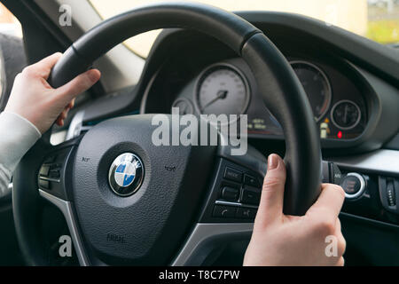 Sankt-Petersburg, Russland, 16. November 2017: der Frau die Hände auf das Lenkrad fahren BMW X5 F15. Hände halten Lenkrad. Moderne Innenraum d Stockfoto