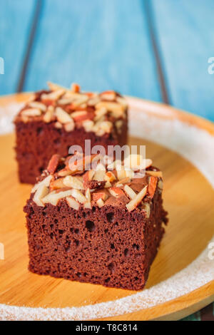 Hausgemachter Schokoladenkuchen Kuchen mit Mandeln und Schokolade dekoriert. Stockfoto
