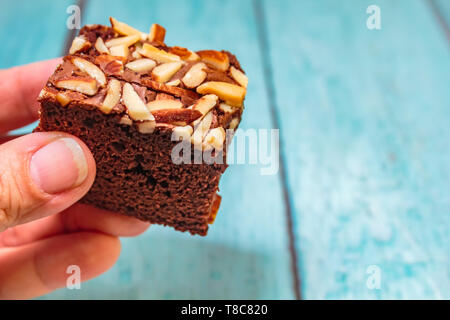 Hausgemachter Schokoladenkuchen Kuchen mit Mandeln und Schokolade dekoriert. Stockfoto