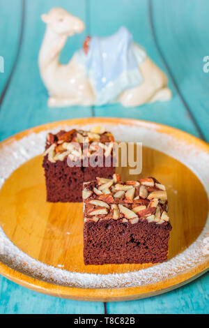 Hausgemachter Schokoladenkuchen Kuchen mit Mandeln und Schokolade dekoriert. Stockfoto