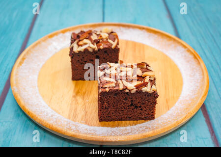 Hausgemachter Schokoladenkuchen Kuchen mit Mandeln und Schokolade dekoriert. Stockfoto