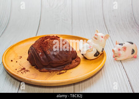 Hausgemachtes Brot mit Schokolade auf Holz Platte eingerichtet. Stockfoto